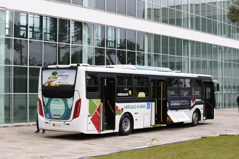 Un autobús propulsado 100% a GNC es una de las atracciones de COMPAGAS en Smart City Expo Curitiba