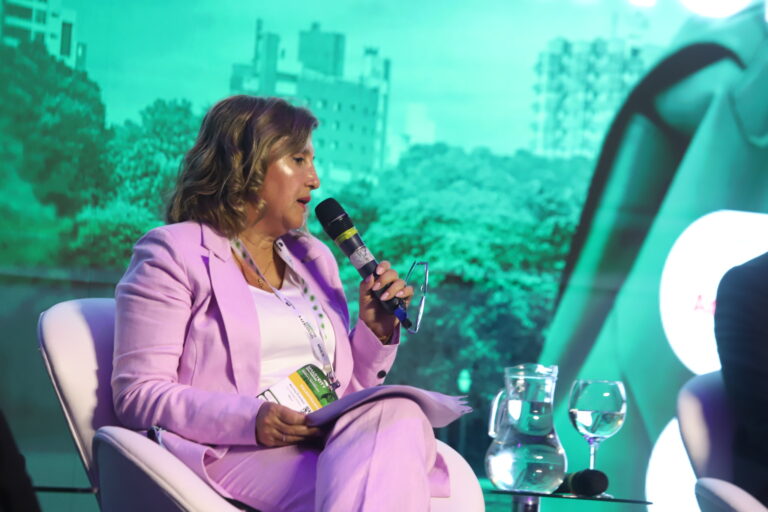 Norma Fuentes destaca la importancia de la democracia en panel Smart City